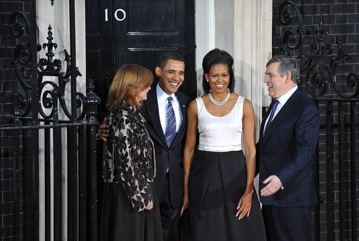 Barack Obama Bandaríkjaforseti og Michelle eiginkona hans heilsuðu Gordon Brown, forsætisráðherra Bretlands, og Sarah konu hans á tröppunum framan við Downingstræti 10 í gær. Nordicphotos/afp