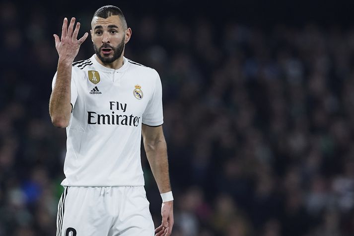 Karim Benzema sýnir brotinn litlafingur.