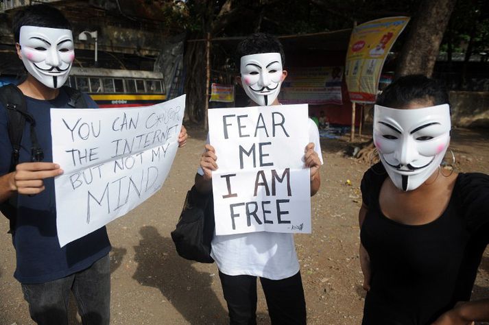 Anonymous-liðar söfnuðust saman með grímur og skilti með slagorðum í þessum dúr.