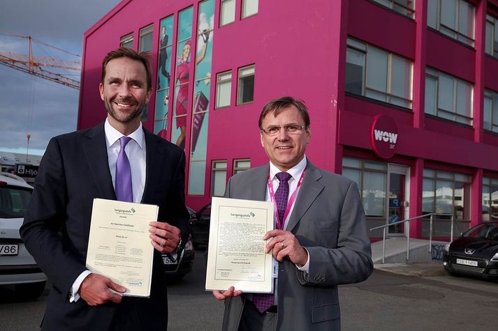 Skúli Mogensen, forstjóri og stofnandi WOW air, ásamt Birni Inga Knútssyni, framkvæmdastjóra flugrekstrarsviðs, með flugrekstrarleyfið.