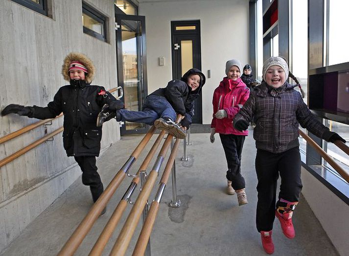 Börn í Dalskóla. Rætt hefur verið við félag eldri borgara um að sjálfboðaliðar aðstoði börn í Dalskóla við íslenskunám. 