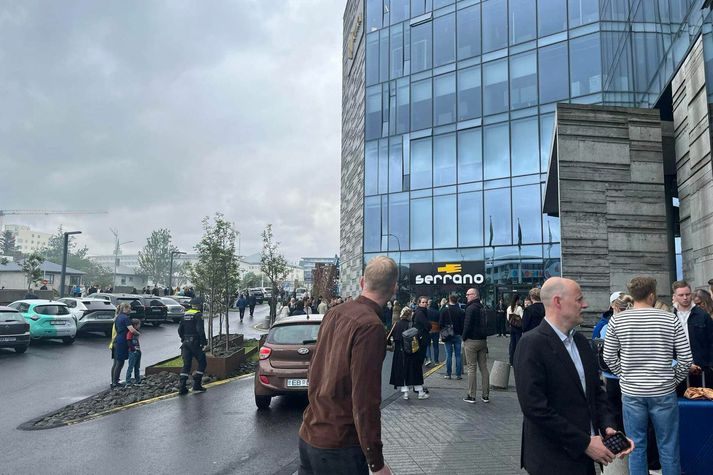 Fjöldi fólks var inni í byggingunni þegar hún var rýmd.