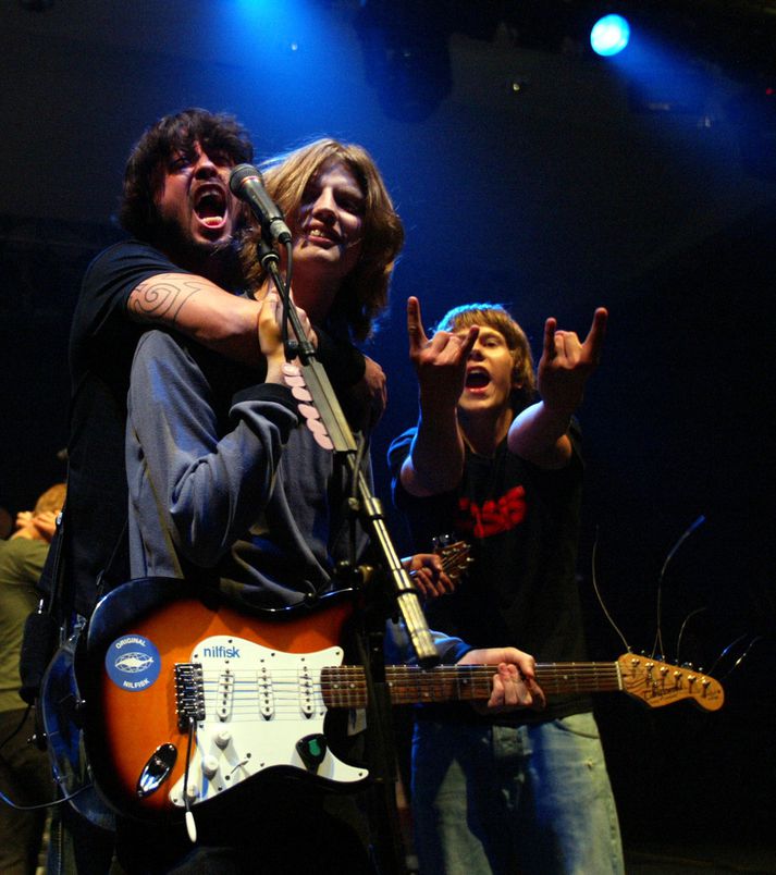 Foo Fighters drógu Nilfisk upp á svið á tónleikum sínum í Höllinni, en þá voru þeir aðeins 16 ára og eins og sést hefur það verið nokkuð mikið fjör.