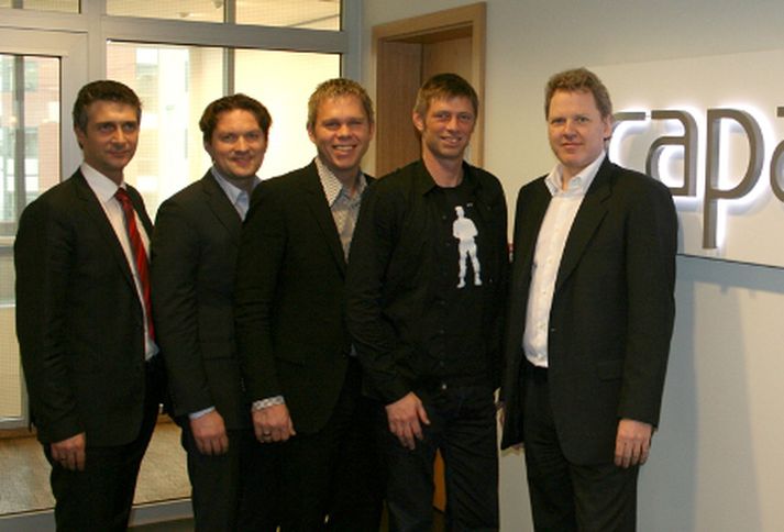 Nýtt fjárfestingarfélag, Capa Invest, hefur keypt 20 prósenta hlut í IMG Holding sem er eignarhaldsfélag Capacent-samstæðunnar. Fram kemur í tilkynningu að Capa Invest sé félag í eigu Róberts Wessman, forstjóra Actavis, og Jóns Diðriks Jónssonar, fyrrverandi aðstoðarforstjóra Glitnis. Kaupverð hlutarins er sagt trúnaðarmál. Með þessu verður Capa Invest kjölfestufjárfestir í Capacent en meirihluti félagsins er þó enn í dreifðri eign stjórnenda og starfsmanna, en af þeim fer Skúli Gunnsteinsson forstjóri samstæðunnar með stærsta hlutann. Í tilkynningunni er haft eftir skúla að alltaf hafi staðið til að fá fagfjárfest í hópinn til þess að styrkja félagið til áframhaldandi vaxtar, fyrst og fremst á erlendri grundu. 

Innan Capacent-samstæðunnar starfa nú um 340 manns, þar af um 120 hjá Capacent á Íslandi og um 220 hjá Capacent í Danmörku, eftir kaup félagsins á Institut for Karriereudvikling í síðustu viku. Næst á dagskrá hjá forvígismönnum félagsins er að efla starfsemina enn frekar í Danmörku, auk þess sem verið er að skoða athygliverð tækifæri í Svíþjóð, Finnlandi og Þýskalandi.


Frá vinstri: Árni Harðarson frá Salt Investments, félagi Róbert Wessman, Jóhann G. Jóhannsson frá Glitni, Skúli Gunnsteinsson frá Capacent, Hrannar Hólm frá Capacent og Jón Diðrik Jónsson frá Draupni.
