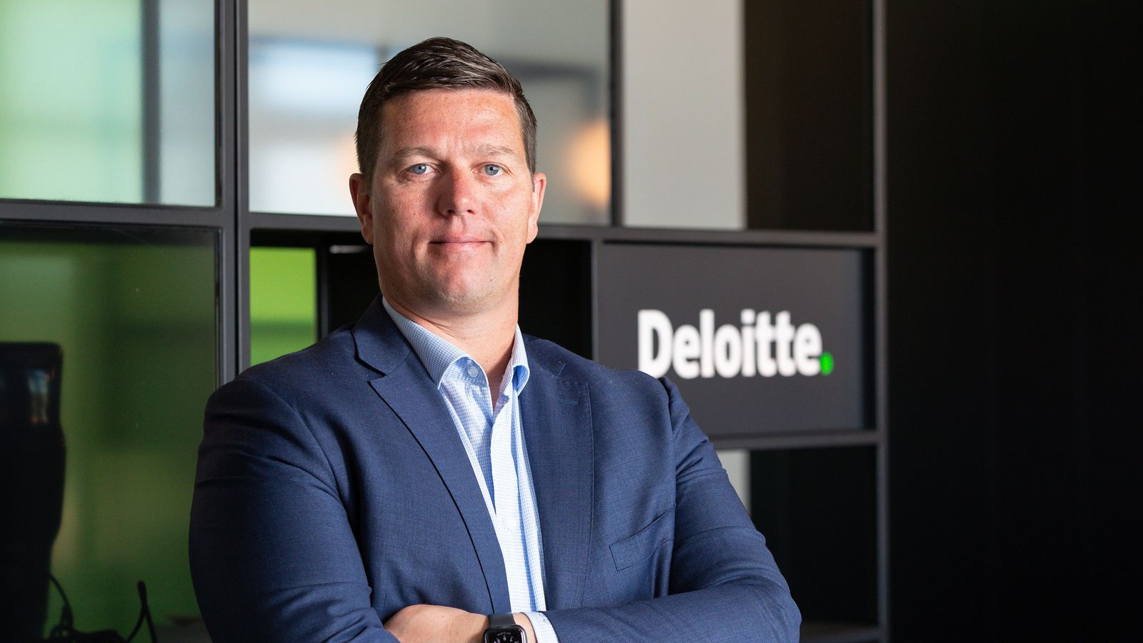 For­stjóri Deloitte á­kærður fyrir kyn­ferðis­brot