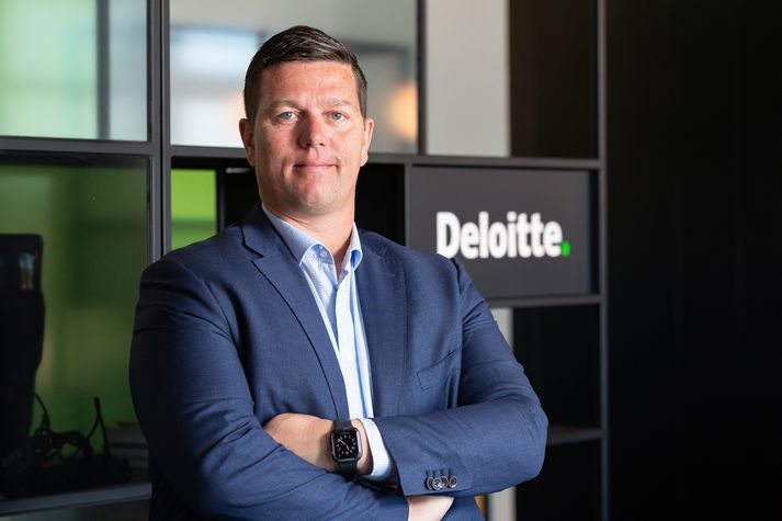 Í ákæru segir að Þorsteinn Pétur Guðjónsson, forstjóri Deloitte, hafi ekki látið af háttsemi sinni fyrr en vinkona brotaþola reif hann í burtu.