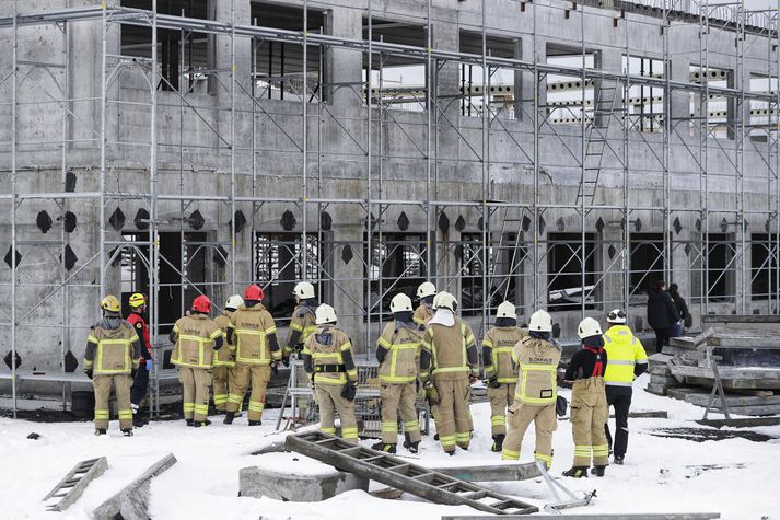 Fjöldi viðbragðsaðila eru á vettvangi, meðal annars slökkviliðsmenn sem voru á rústabjörgunarnámskeiði þegar útkallið barst.