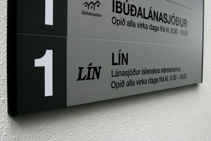 Tvö þúsund færri sækja um námslán nú en árið 2009. Námsmönnum erlendis sem sækja um lán hefur líka fækkað.