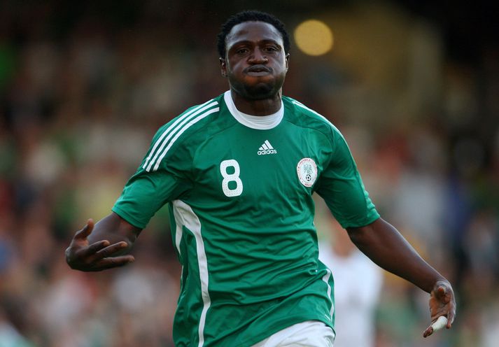 Michael Eneramo fagnar marki sínu í leik Nígeríu og Írlands 2009.