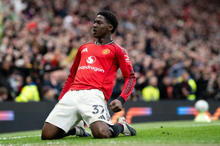 Kobbie Mainoo skoraði sigurmarkið í slag erkifjandanna Manchester United og Liverpool. 