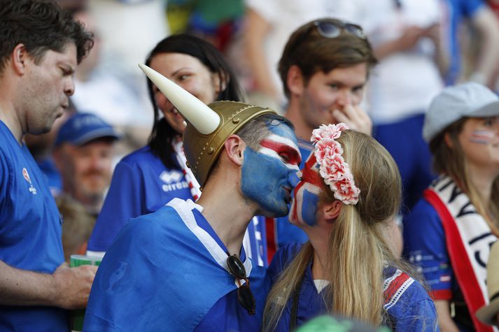 Oft er talað um París sem borg ástarinnar og hver veit hvað gerist í Íslendingapartýi Tólfunnar í kvöld eða á morgun.