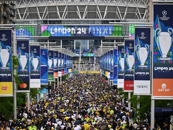 Úrslitaleikurinn á Wembley í gær var vel sóttur af stuðningsmönnum beggja liða.