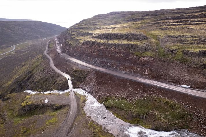 Nýi vegurinn liggur ofar á leiðinni upp úr Vatnsfirði. Einn versti kafli gamla vegarins þykir vera við brúna yfir Þverdalsá.