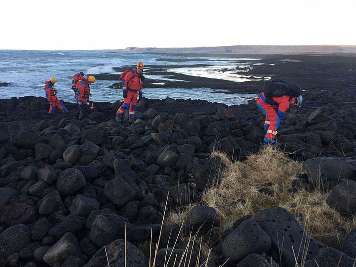 Björgunarsveitarfólk leitaði á sunnanverðum Reykjanesskaganum í gær að fatnaði og farsíma Birnu. Ekki er áætlað að halda leit áfram í dag.  