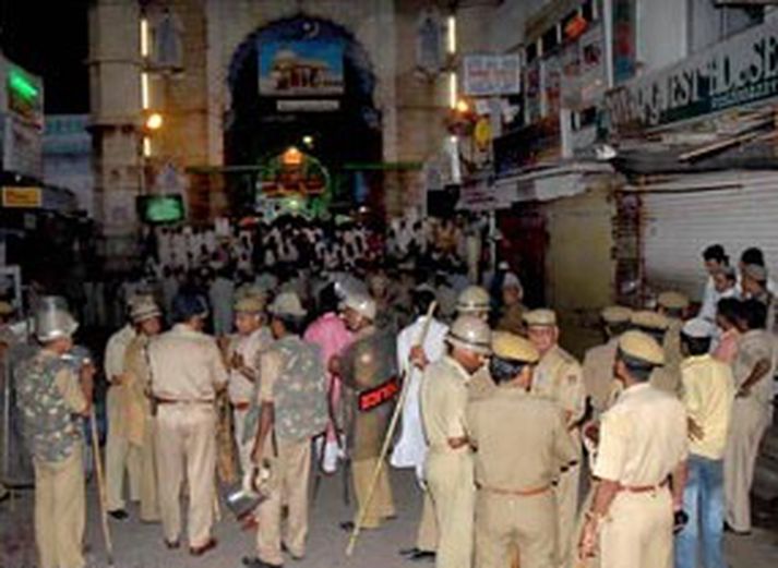 Öryggissveitir fyrir utan Dargah Sharif eftir sprenginguna í dag.