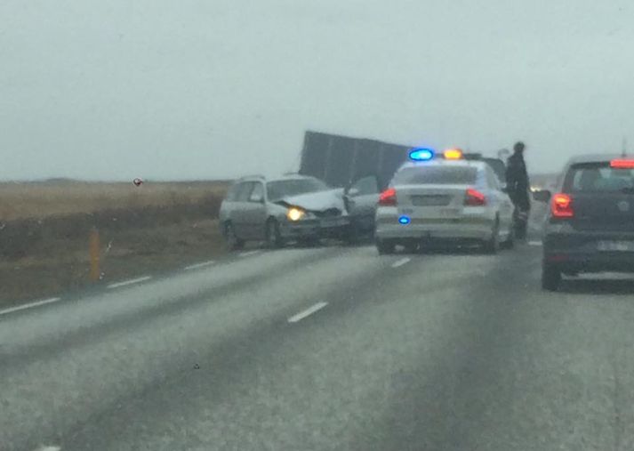 Einn bíll með tengivagn fór út af Vesturlandsvegi undir Hafnarfjalli á tólfta tímanum.