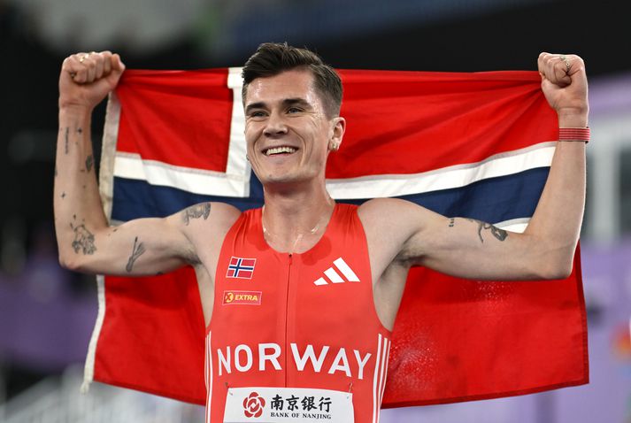 Jakob Ingebrigtsen fagnar hér heimsmeistaragulli í mars síðastliðnum en það gengur mikið á í fjölskyldu hans þessa dagana.