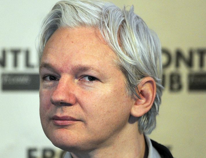 Assange kemur fram í nýju rapplagi.