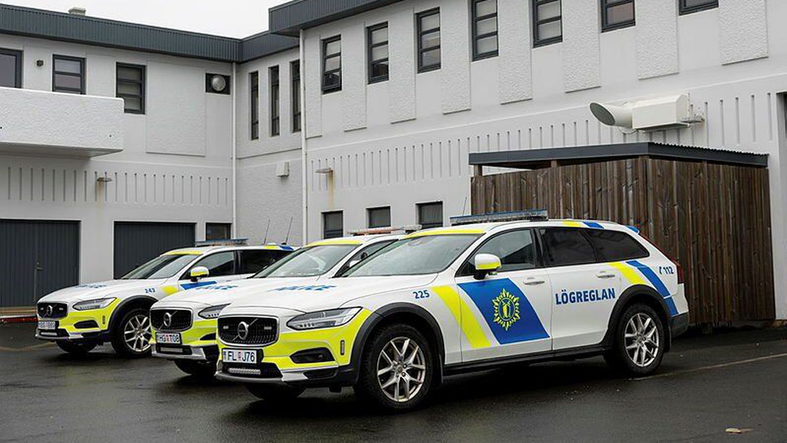 Leita manna sem grunaðir eru um hópárás