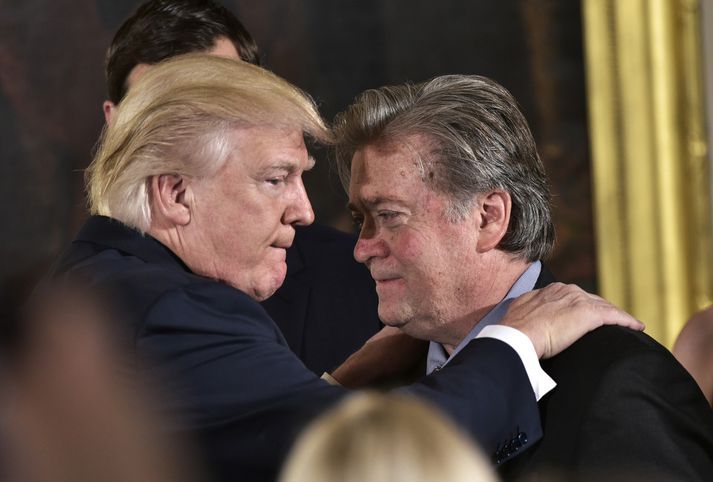 Einhver eldfimustu ummælin úr nýju bókinni koma úr munni Steven Bannon, fyrrverandi aðalráðgjafa forsetans, sem sést hér með Donald Trump.