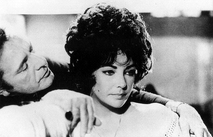 Mikil stjarna
Elizabeth Taylor lést í gær eftir langa baráttu við allskyns sjúkdóma. Kvikmyndaskríbentinn Sigríður Pétursdóttir segist vonast til þess að menn dusti rykið af glæsilegum ferli hennar og Lilja Guðrún Þorvaldsdóttir leikkona telur hana hafa verið stórbrotinn persónuleika. Páll Óskar Hjálmtýsson bendir á að þegar Rock Hudson hafi dáið úr alnæmi hafi það verið Liz Taylor sem bretti upp ermarnir í stríðinu gegn sjúkdómnum.