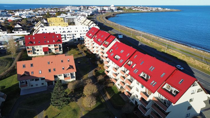 Þakskipti ehf hefur skipt um yfir 400 þök. „Rekagrandi í vesturbænum. Til dagsins í dag er þetta stærsta einstaka verkið okkar, 2000 fm í snarbröttu þaki og skipt um 80 velux glugga í leiðinni.“