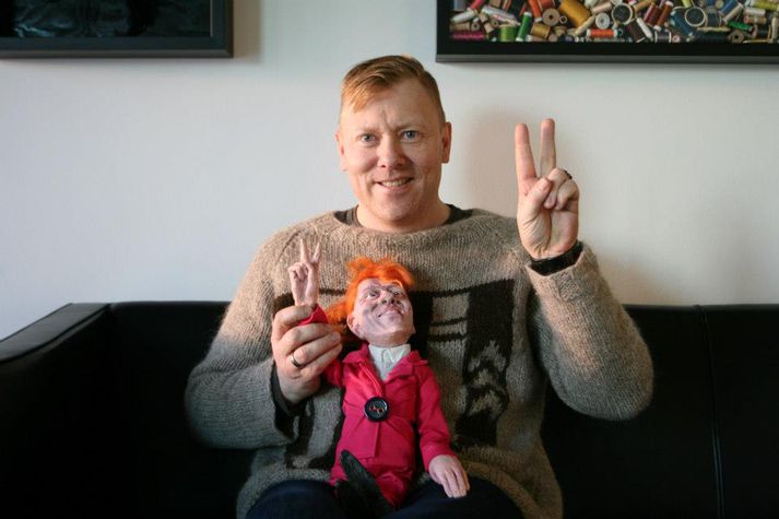Jón Gnarr og dúkkan eru strax mestu mátar.