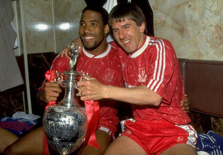  John Barnes og Peter Beardsley voru í stóru hlutverki hjá Liverpool tímabilið 1989-90.