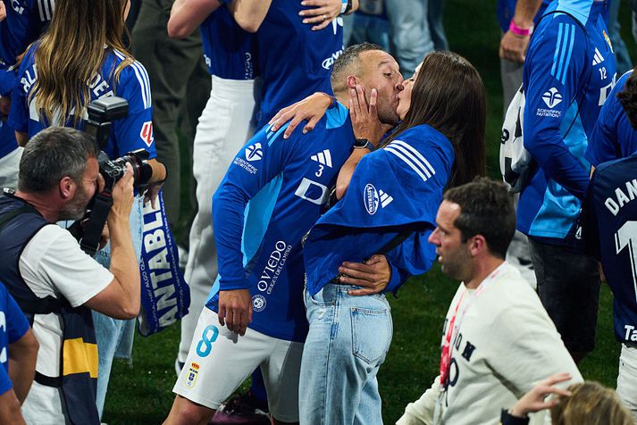 Ef gærdagurinn var ekki tilefni fyrir koss þá er aldrei tilefni. Santi Cazorla og frú fögnuðu því vel að Real Oviedo fengi sæti í efstu deild Spánar eftir langa bið.