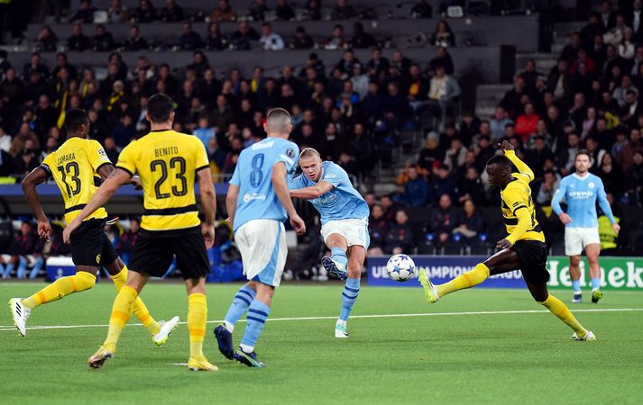 Erling Haaland skorar annað mark sitt og þriðja mark Manchester City gegn Young Boys.