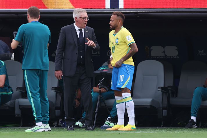 Carlo Ancelotti ræðir við Neymar áður en hann kom inn á í leiknum gegn Noregi.