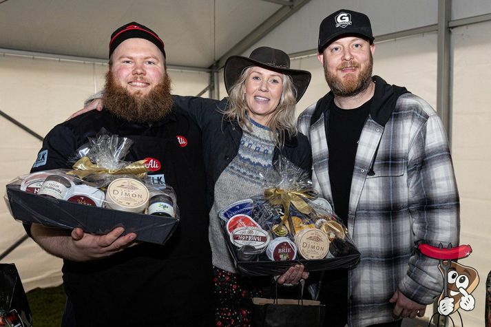 Sigurvegarar í Grillkeppninni, þeirri svölustu á landinu, voru þau Marín Hergis Valdimarsdóttir í flokki áhugamanna og David Clausen Pétursson í flokki fagmanna. Þau eru þarna með sjálfum BBQ-kóngnum Alfreð Fannari Björnssyni sem var formaður dómnefndarinnar.