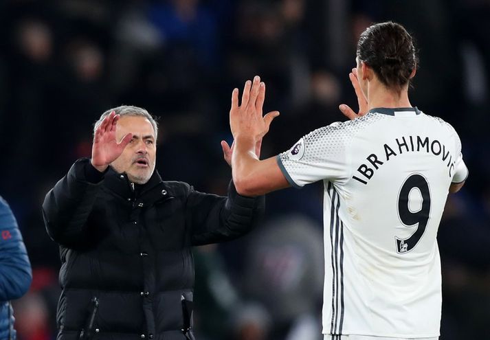 Mourinho og Zlatan fagna eftir leik í kvöld.