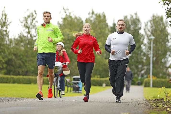 Kári Steinn Karlsson, Ester Ýr Jónsdóttir og Bjarki Jónsson ætla að hlaupa til styrktar Samtökum um endómetríósu.