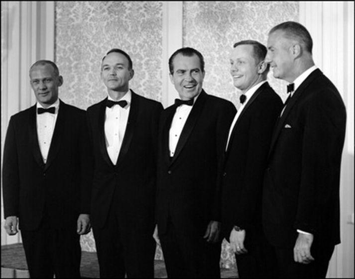 Richard Nixon forseti Bandaríkjanna og Spiro Agnew varaforseti fagna með áhöfn Apollo 11. Mynd/ AFP.