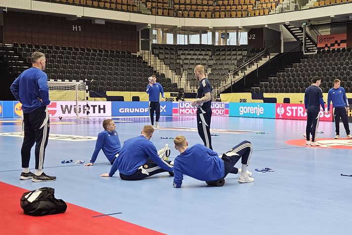 Strákarnir slakir fyrir æfingu dagsins.