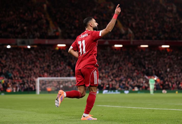 Mohamed Salah fagnar stoðsendingu sinni í leiknum á móti Brighton & Hove Albion en með henni komst hann einn í efsta sætið.