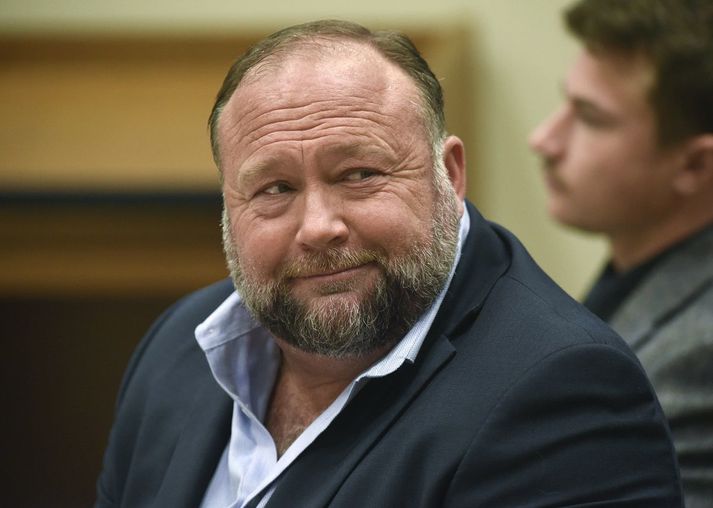 Alex Jones hefur sótt um gjaldþrotaskipti og vill á sama tíma hækka laun sín úr 520 þúsund dölum á ári í 1,5 milljón dala.