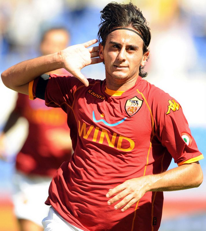 Alberto Aquilani fagnar marki í leik með Roma.