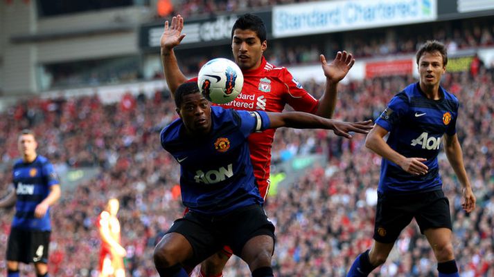 Patrice Evra og Luis Suarez eigast hér við.