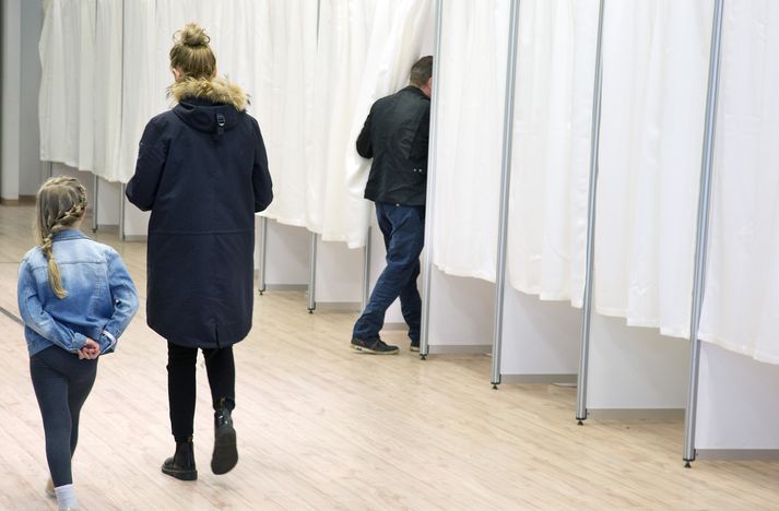 Utankjörfundaratkvæðagreiðsla hófst í Smáralind í gær og stendur allt fram á kjördag. Fyrrverandi formaður yfirkjörstjórnar Reykjavíkur telur að atkvæðagreiðsla og talning geti orðið flóknari.