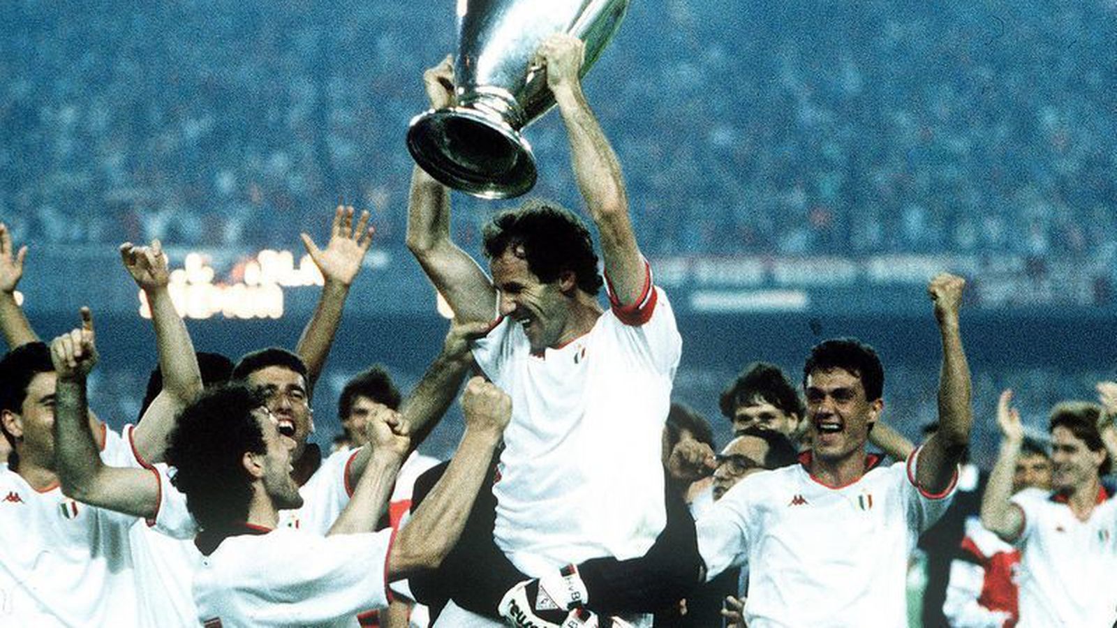 AC Milan neitar fregnum af and­láti Franco Baresi