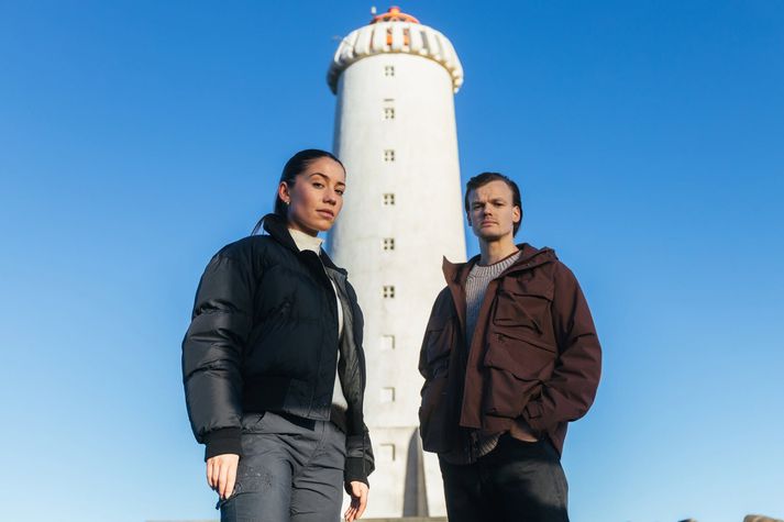 Unnur Birna Backman fer með hlutverk Elmu í samnefndum spennuþáttum og Nikulás Hansen Daðason leikur samstarfsmann hennar, Sævar. 