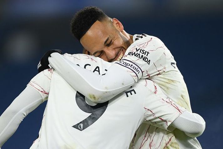 Alexandre Lacazette og Pierre-Emerick Aubameyang fagna á American Express Community leikvanginum í kvöld.