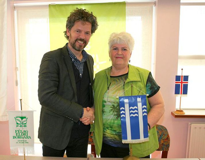 Dagur B. Eggertsson og Þórunn Sveinbjörnsdóttir við undirritun.