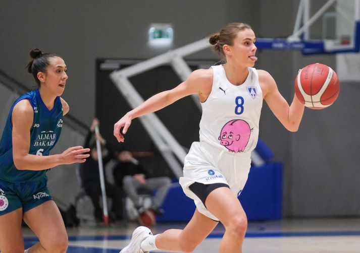 Jónína Þórdís Karlsdóttir, fyrirliði Ármannsliðsins, var með þrettán fráköst og tíu stoðsendingar í kvöld.