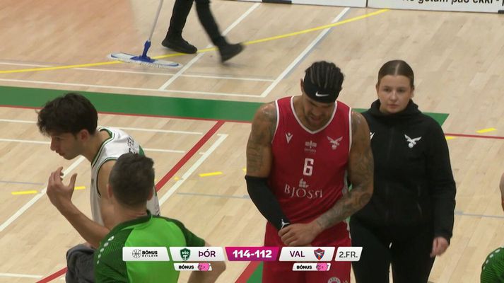 Kristófer Acox hélt um úlnliðinn og var sóttur af sjúkraþjálfara en gat snúið aftur á völlinn hálfri mínútu síðar.