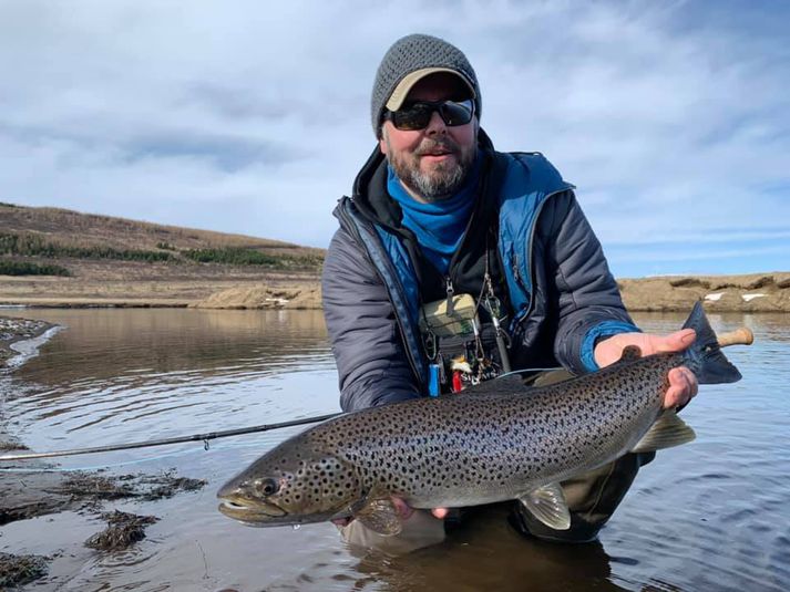 Valli með flottann sjóbirting úr Húseyjakvísl í gær.