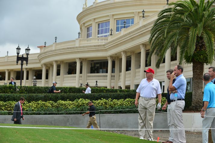 Forseti Bandaríkjanna á teig við glæsilegan golfskála National Doral Miami þar sem fundur G7 ríkjanna fer fram.