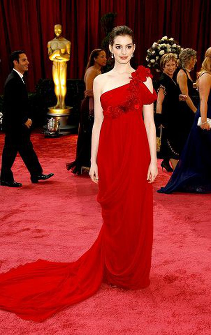 Leikkonan Anne Hathaway sóttist sjálf eftir því að fá að stjórna Nóbelstónleikunum við hlið Denzels Washington.Fréttablaðið/getty